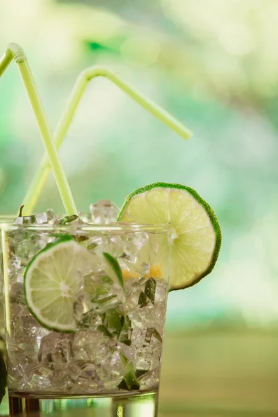 Cocktail estivi rinfrescanti alla menta e lime — Foto Stock