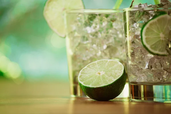 Coquetéis refrescantes de verão de hortelã e limão — Fotografia de Stock