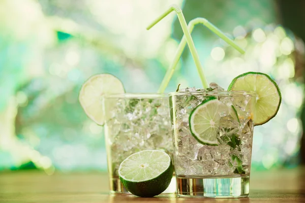 Coquetéis refrescantes de verão de hortelã e limão — Fotografia de Stock