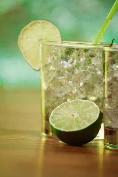 Munt en limoen verfrissende cocktails van de zomer — Stockfoto