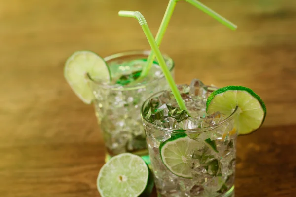 Cocktails d'été rafraîchissants à la menthe et au citron vert — Photo