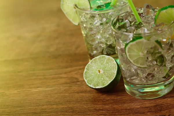 Cocktails d'été rafraîchissants à la menthe et au citron vert — Photo