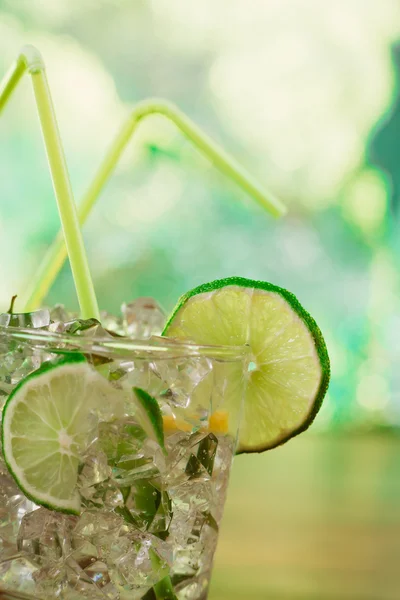 Cocktail estivi rinfrescanti alla menta e lime — Foto Stock