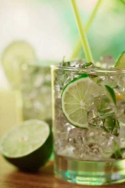 Mint and lime refreshing summer cocktails — Stock Photo, Image