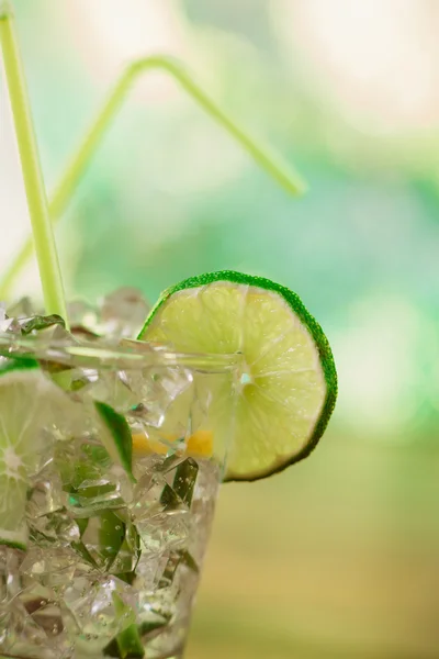 Coquetéis refrescantes de verão de hortelã e limão — Fotografia de Stock