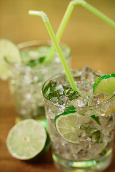 Mint and lime refreshing summer cocktails — Stock Photo, Image