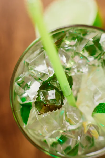 Mint and lime refreshing summer cocktails — Stock Photo, Image