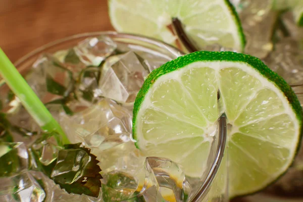 Mint and lime refreshing summer cocktails — Stock Photo, Image