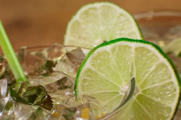 Mint and lime refreshing summer cocktails — Stock Photo, Image