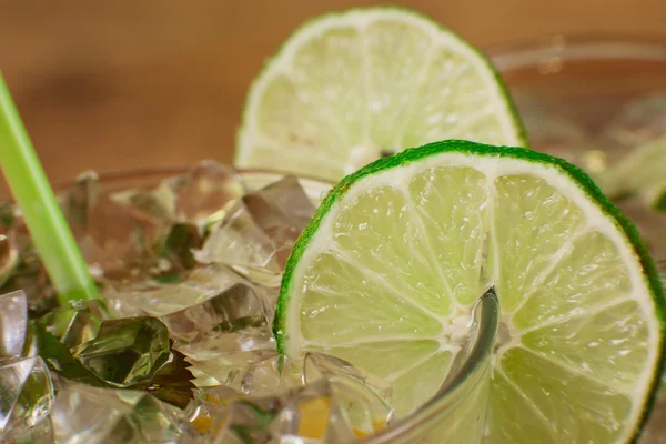 Cocktails d'été rafraîchissants à la menthe et au citron vert — Photo