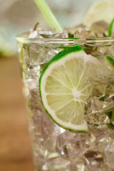 Mint and lime refreshing summer cocktails — Stock Photo, Image