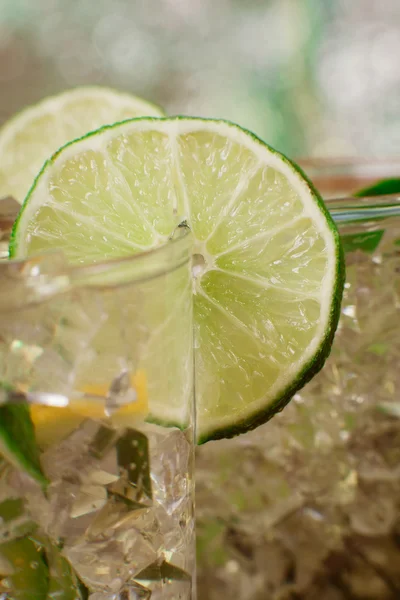 Minze und Limette erfrischende Sommercocktails — Stockfoto