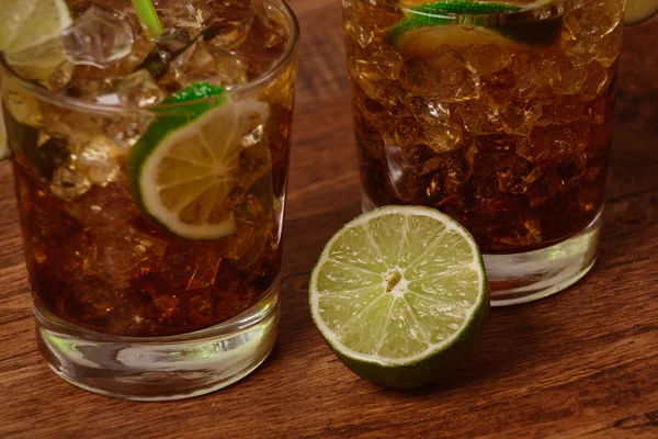 Concetto di bevanda - cocktail con cubetti di ghiaccio di cola e lime — Foto Stock