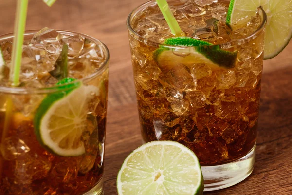 Koncepcja napój - koktajl z cola kostki lodu i lipa — Zdjęcie stockowe