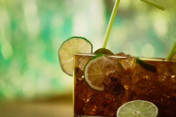 Concetto di bevanda - cocktail con cubetti di ghiaccio di cola e lime — Foto Stock