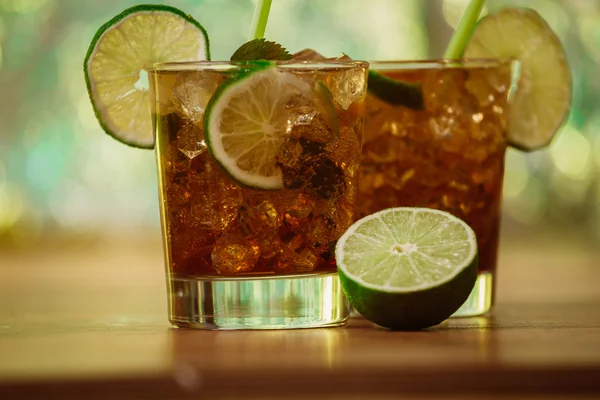 Conceito de bebida - coquetel com cubos de gelo de cola e limão — Fotografia de Stock