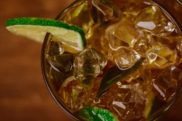Concetto di bevanda - cocktail con cubetti di ghiaccio di cola e lime — Foto Stock