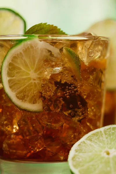 Conceito de bebida - coquetel com cubos de gelo de cola e limão — Fotografia de Stock