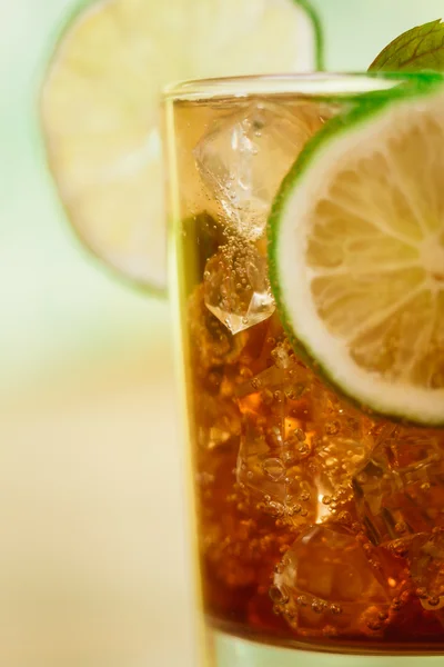 Drink koncept - cocktail med cola isbitar och lime — Stockfoto