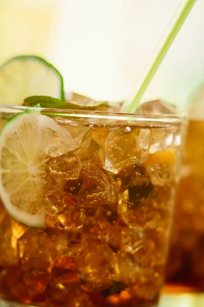 Drink koncept - cocktail med cola isbitar och lime — Stockfoto