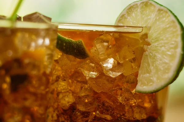 Conceito de bebida - coquetel com cubos de gelo de cola e limão — Fotografia de Stock