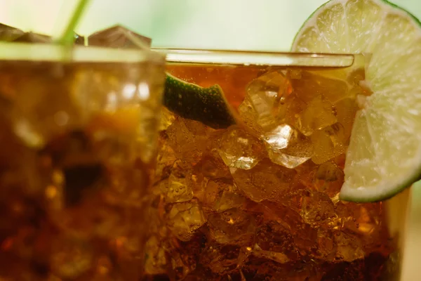 Concepto de bebida - cóctel con cubitos de hielo de cola y lima — Foto de Stock