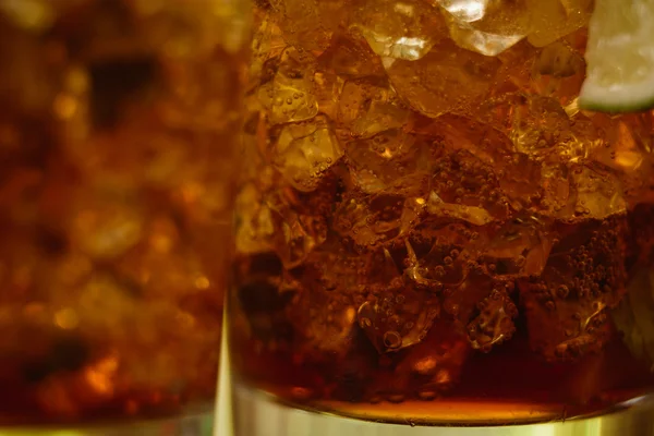 Concetto di bevanda - cocktail con cubetti di ghiaccio di cola e lime — Foto Stock