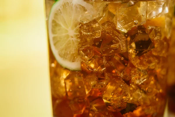 Concetto di bevanda - cocktail con cubetti di ghiaccio di cola e lime — Foto Stock