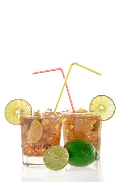 Świeże świeże koktajl z owoców cola napój i lipa — Zdjęcie stockowe