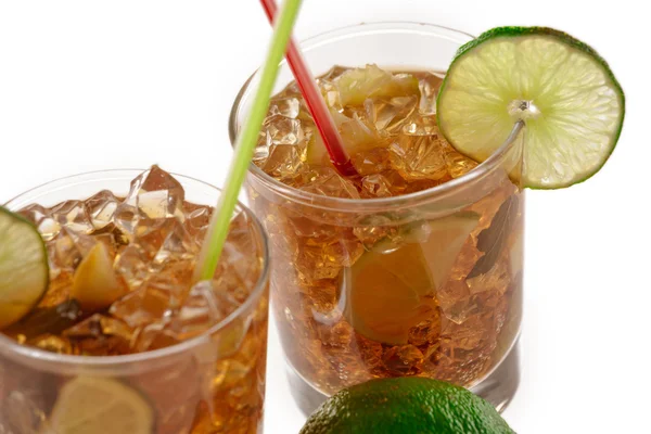 Färska färska cocktail med cola dryck och lime frukt — Stockfoto