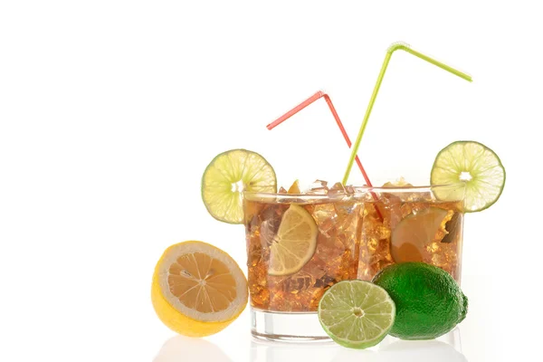 Cocktail fresco con bevanda alla cola e frutta al lime — Foto Stock