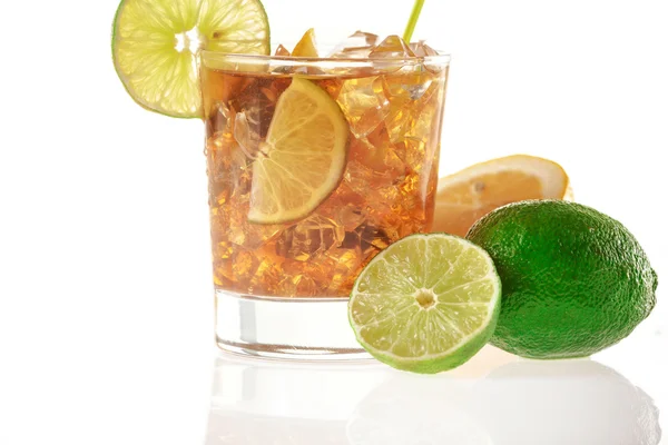 Cocktail fresco com bebida de cola e limão — Fotografia de Stock