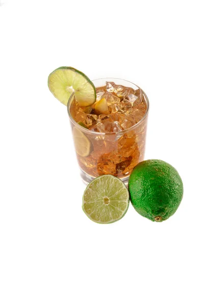 Färska färska cocktail med cola dryck och lime frukt — Stockfoto