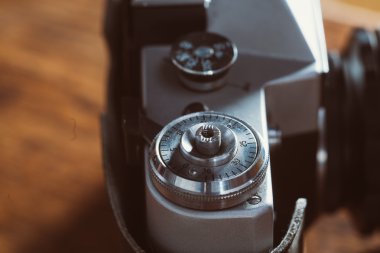 Eski ahşap tahtalar üzerinde eski bir retro kamera soyut arkaplan
