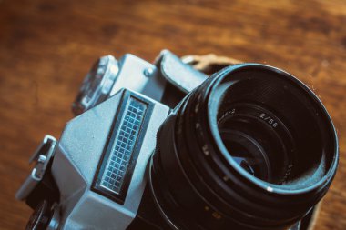 Eski ahşap tahtalar üzerinde eski bir retro kamera soyut arkaplan