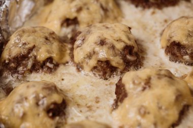 Peynir topları ile sarımsak ve mayonez. Küçük alan derinliği