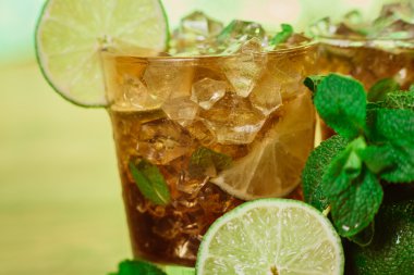 İçecek konsepti - cola buz küpleri ve kireç kokteyl