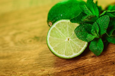 Kireç ve ahşap zemin üzerine nane