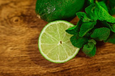 Kireç ve ahşap zemin üzerine nane