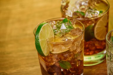 İçecek konsepti - cola buz küpleri ve kireç kokteyl