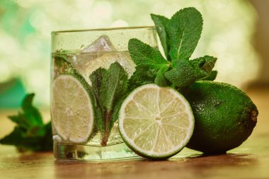 Ahşap masada taze limonlu mojito kokteyli.