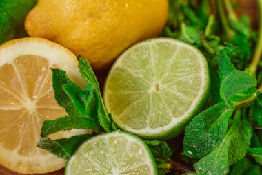 Bahçe ahşap masa üzerine nane ile olgun taze turuncu