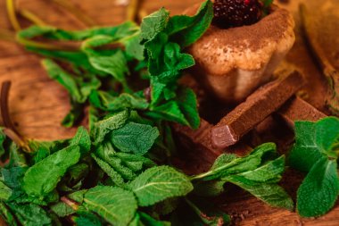 çikolata ve nane ile dökülen kek