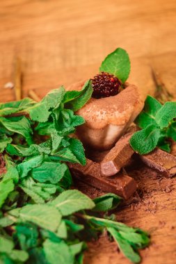 çikolata ve nane ile dökülen kek