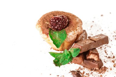 kek çikolata nane ile dekore edilmiştir.