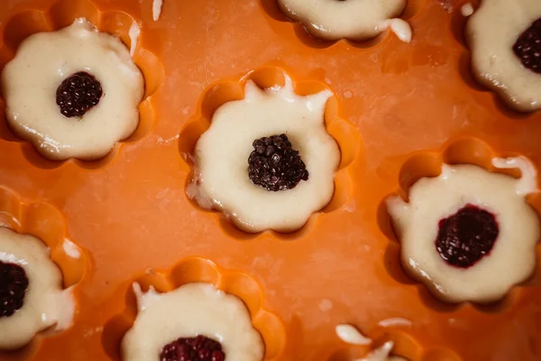 Linhas de copos coloridos. Preparação de muffins em casa . — Fotografia de Stock