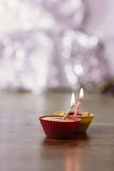 Doğum günü muzlu muffin ahşap arka plan üzerinde — Stok fotoğraf