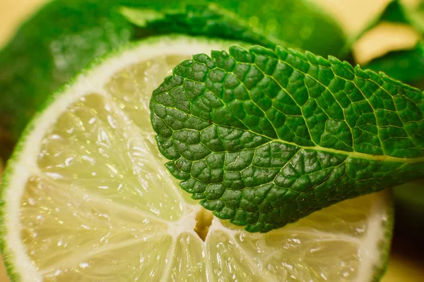 Lime e menta su fondo di legno — Foto Stock