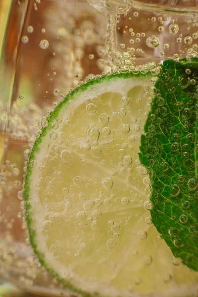 Coquetel de mojito com limão fresco na mesa de madeira — Fotografia de Stock