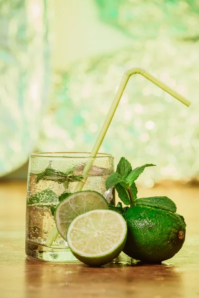 Cocktail Mojito con lime fresco sul tavolo in legno — Foto Stock